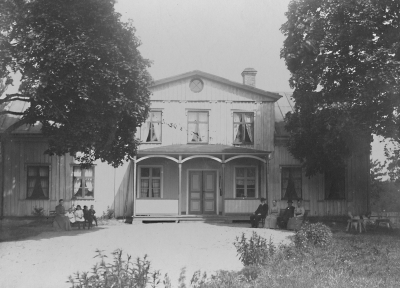 Bänken till vänster Fr. v. 1)  2)  3)  4)  5)  Bänken till höger Fr. v. 1 Prosten Blidberg ?  2  3  4  Taget i Krönsnäs Juli 1907            T.E.
