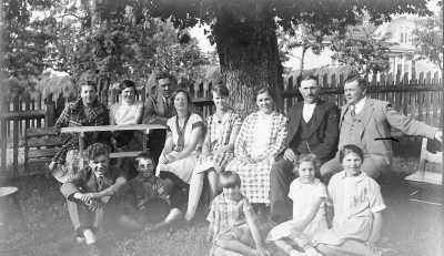 Malla Söderberg, Stig Söderberg, Lennart Eklund, Gunnar Söderberg, Mia Hansson, Kerstin Eklund, Hilda och Aron Eklund, Anne-Marie Söderberg gift Annmar, Ingegärd Eklund gift Juneskog.  Gunnar Söderberg var skollärare i Grägarps skola åren 1905-38. Han var också ledare för Vimmerby Manskör.
Fotograferat i Eklunds trädgård