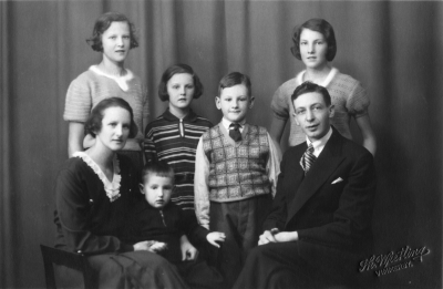 Fam. Kantus Andersson, målarmästare. Stående från vä. Maj, Ingrid, Arne, Viola. Sittande Elvira, Yngve, Kantus. år 1933.