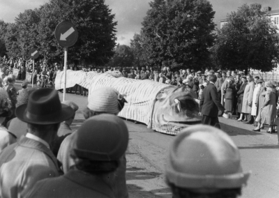 Barnens dag firande
- jättelarv -

Dok.100525/KG