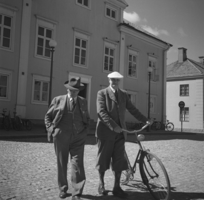T.höger: Karl-Erik Bentzer, Distriktslantmätare, V-by
 T.vänster: Axel Almer Plåtslagare, V-by