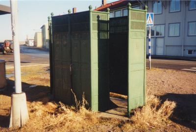 Pissoar ( liknande den som fanns vid hotellträdgården )
" Hej Gertove! Här en ' bild ' av " våran ". Den har dock inte tak. Som taklös försågs den med jugendknoppar. Torsten "

Fotot taget i Lysekil