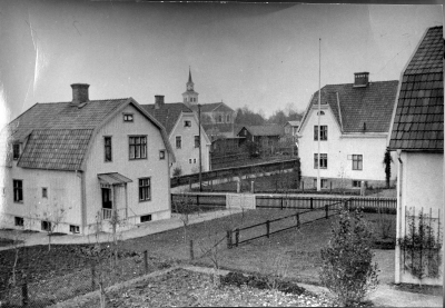 "Lindängsgatan 1930-talet till vänster Skomakare Gustavssons hus andra huset fr. höger Lindängsgatan 9 ägare Verkmästare Carl Johansson sedan Harry Fransson Huset mellan dessa byggdes av Reperatör  Lönngren såldes sedan till målare Göte Leijon."  Thorvald Eriksson