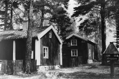 Gästgivarehagen maj 1981. Östra Tullstugan till vänster och till höger Klockaregården.