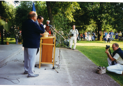 Brunnsparken Södra Vi 
Midsommar 1990
Kyrkoherde Gösta Täljemark 
Carl - Erik Svensson 
Janne Strömsten 