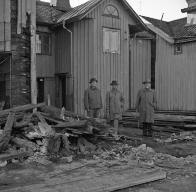 Sevedegatan
Grönsiskan ( revs i november 1964 )

1 Kurt Sjökvist, 2 Valentin Karlsson, 3 Einar Brantemo 
Törnqvists hus vid Sevedegatan rivs när Epas hus byggdes. T.E

Dok.110217/KG

