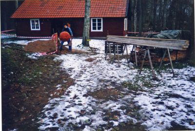 Återuppbyggnaden av smedjan pågår 
Smedjan klar utvändigt hösten 1995

Bruket bereda till murstocken