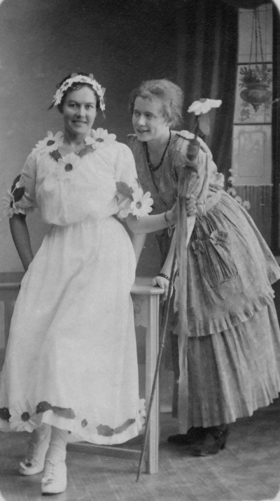 Från vänster  Gerda Lindblom och Fröken Andersson, Vimmerby.  