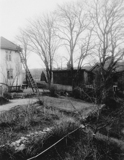 Wahlbergs gård vid Storgatan. Från uthusgluggen mot fattighuset (ålderdomshemmet).
Borgmästargården
