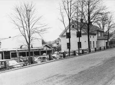 Gamla Samskolan 1972. T.E
Lörven Erikssons möbelaffär
Evangeliska Fosterlandsstiftelsen

Dok.090206/SJ