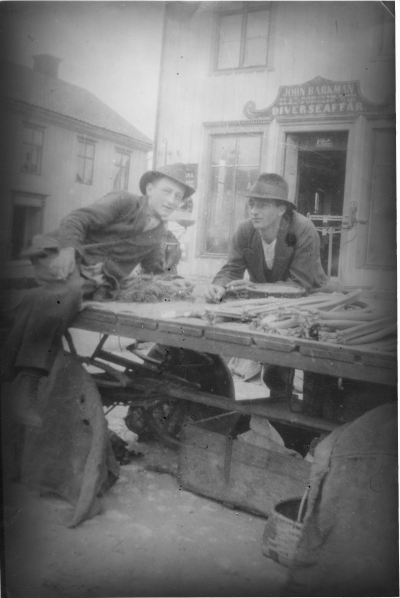 Från vänster 2. Josef Jonsson, trädgårdsmästare.  