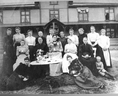 1. Nanny Åberg  3. Hildur Nordgren  4. Alina Sundell   7. "Lova på krogen"   12. Hilma Anderson ( sjukstugan )   
14. Betty Henrikson  18. Selma Nilsson ( på hörnet ) Drev affär i hörnet av Storgatan o Stångågatan.  