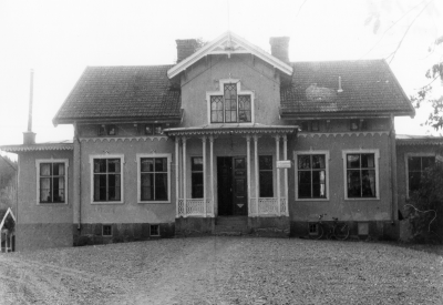 Hus med mycket snickarglädje skylt Jordbrukskassa ?
Esse Ekberg

Dok.100526/KG