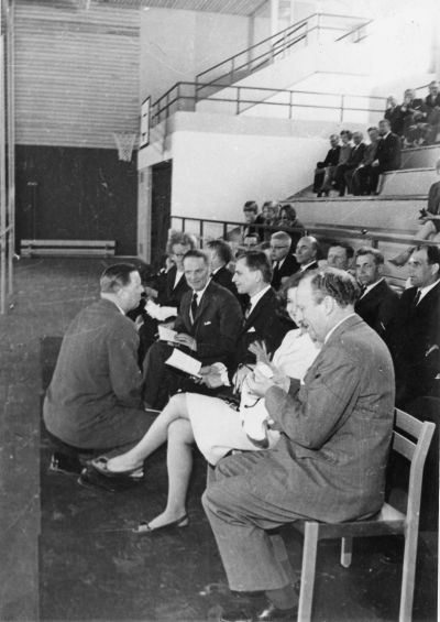 Invigningen av Idrottshallen i Vimmerby . Olof Palme, Statsminister och   Erik Paulsson, Lantmätare.   