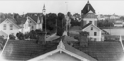 Drottninggatan-Prästgårdsgatan.huset till vänster. 1. Kyrkoherde Nybergs . 2. Villevi, till höger. 1 Netsholm. 2 Samrealskolan, till höger i bakgrunden Stadshotellet.