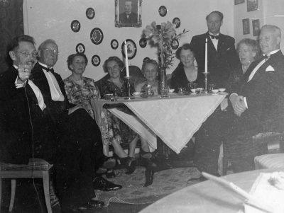 Olgas 70-årsdag.    Erik  Wahlberg, Gunnar Gunnarson, Allie Wenler, Margareta Holm, Olga, Greta Gunnarson, Pär Erik Holm, Lisa och John Janzon.       ( Wahlbergs)    