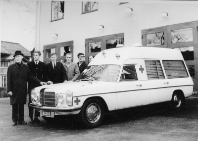 Brandkåren 1970. Ny ambulans, Mercedes.  Från vänsterThorvald Eriksson ordförande i Brandstyrelsen, Marino Johansson ambulanschafför, 3. Bernt Thörn ambulanschafför, 4. Birger Andersson ambulanschaufför, 5. Nils Nicander Brandchef .  