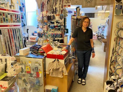 Dorothee Andersson
Bladhs eftr AB flyttade från Sevedegatan i Vimmerby till Oskarhamnsvägen i Tuna sommaren 2024. Innehavarna Dorothee Andersson och Evert Johansson tog över butiken 1992-93, då i lokalerna på andra sidan gatan. Flytt till lokalen man lämnade 2024 skedde 2002. 
Bilderna är tagna våren 2024 när viss nedplockning startat.