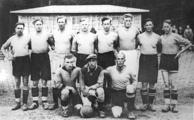 Stående från vänster. 1. Nils Johansson ( Dalbeck ),  Bryggeriarb.  2. Rudolf Andersson, Hotellportier  3. Karl Olsson, Lastbilschaufför  4. Eskil Holst, Grovarb.  5. Axel Andersson, Tapetserare död 1980  6. Gunnar Bragsjö, Rörmokare  7. Sture Klasson, Chaufför ( "Slampen" )  8. Einar Norden, Snickare  9. Gustav Ossovicki, Plattläggare  10. Lage Lindgren, Metallarbetare  11. Bosse Stjärnberg  