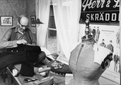 Eric Jakobsson på skräddarbordet i Gästgivarhagen 1972.   
