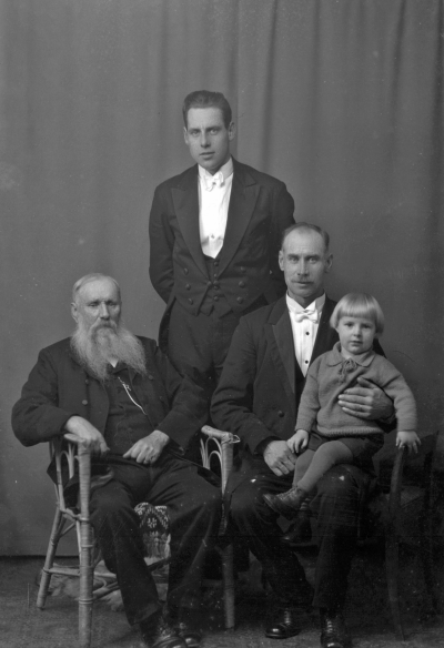 Herr Jansson. Axel, med son Harry med Tord
Källsåkra, kanske Älåkra


Dok.080612/RS