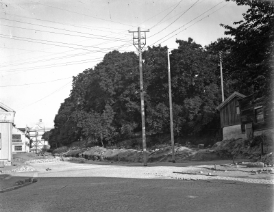 Kyrkterrassen byggs 
äldre byggnadsbestånd längs Storgatan rivna