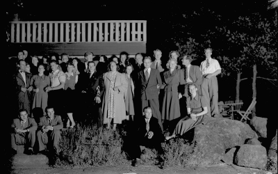Arbetarrörelsen 1940-talet 
Rörmokarna har fest i Krönbaden    
På stenen sitter Kerstin Linder, sittande man i mörk kostym är Nils - Erik Johansson        