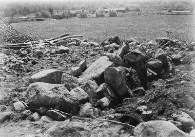 Forngravarne 
Hällkistans västra yttersida frilagd samt täckhällen vid huvudändan, sedd från nordväst.
Den 10/6 1931
