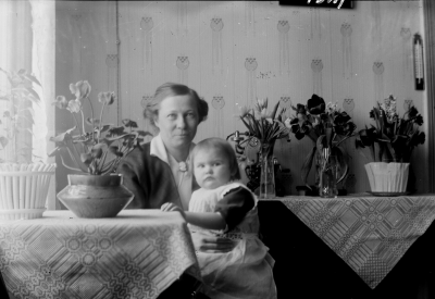 Erika Forsell med Elsa Blomberg i knät
Storgatan 5
År 1916