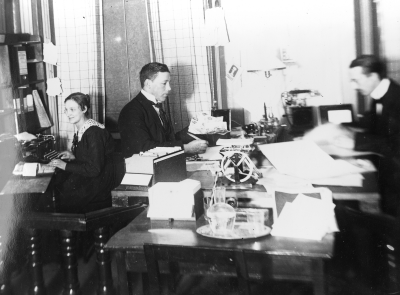 Kristidsnämnd första världskriget.  Från vänster 
1. Paulina Johansson född Andersson  2.  Disponent Gustav Johansson, tidigare polis blev sedan taxeringsintendent.  3 . Nils Rundkvist, bokförare "Strecket".   