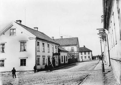 Storgatan med torget i bakgrunden 1900-talet. T.E.
Huset till vänster Axel Eklunds affär, huset i mitten till vänster tingsvaktmästarebostad. Andra huset från vänster: Sköldborgs
