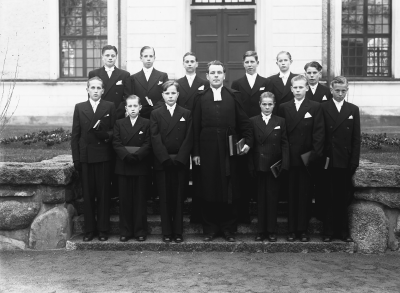 Konfirmation
1:a raden: 1. ? Johansson ?, 2: Åke Karlsson " Plutten ", 3 ?, 4. Komminister Gösta Gilstring, 5. ? Olsson " Karl Olle ", 6. Nils Gustafsson, 7. ?, 
2:a raden: 8. ?, 9. Bertil Thörne, 10. Tore Jönsson, 11. Nils Persson, 12. " Vicke " Johansson, 13. Lennart Fransson