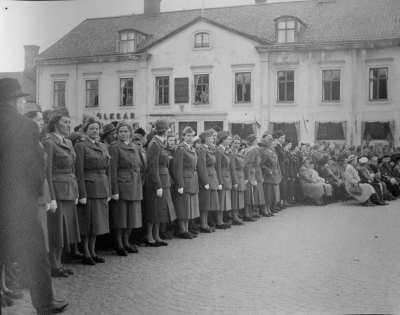 Lottorna väntar på kung Gustav VI Adolf.  Henny Bergwall  och Ingrid Nilsson.         
