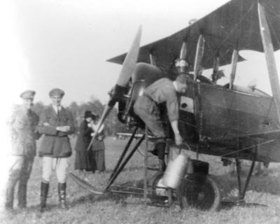 Kapten Sounders passagerareflygning vid Åkebo.Från vänster. 1, 2 Kapten Sounders  England före detta. krigsflygare.   