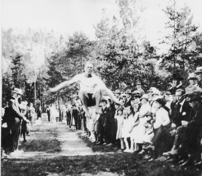 Ture Grönkvist hoppar längdhopp  Kisa 1946            .