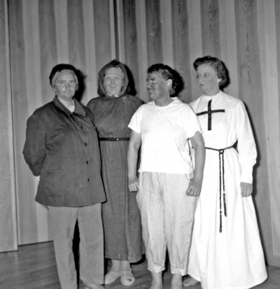 Husmodersföreningen teater
Majken Barkstam Harriet Gamsäter Helga Hansson och Lisa Karlsson

Dok.110615/KG