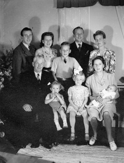 1. Elmar Koppel, ( estländare nu i USA )  2. Siv Jonsson - Koppel, damfrisörska  3. Jonsson  4. Majbritt Jonsson fru ( född Jaensson )  5. Jonsson  6. Henrik Jonsson, järnvägstjänsteman  7. Ada Jonsson, fru  8. Koppel död  9. Jonsson  10. Koppel  11. Johnsson.   