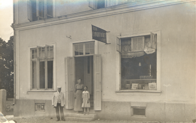 August (1861-1927) och Ester (1872-1952)  Johansson med fosterdottern Margit Strandfeldt (1904-1986). Nya Conditoriet och Cafe på Sevedegatan 27, Vimmerby. 