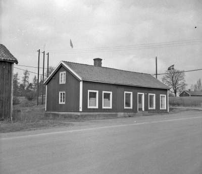 Storebro
Byggdes på 1930 - talet till Konsumaffär. Där fanns sedan under åren hårfrisör och hårfrisörska och manufakturaffär Nybergs med flera

Dok.110513/KG