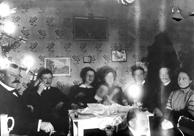 Från vänster  1. Arvid Forsell, veterinär  3. Rut Lindberg  4. Tekla Karlsson, ( sedan gift Samuelsson )  5. Kerstin Wahlberg  8. Britta Wahlberg  9. Erik Wahlberg, lektor Västerås.       