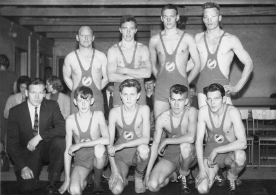 Allan Gustafssons egen dokumentation: "Fyrstads Linköping år 1958. Kalle Landström, Allan Gustafsson, Olle Larsson, Arne Gustafsson, lagledare: "Botte" Jonsson, Krister Johansson, Jan Båving, Lars-Inge Eklund och  Lennart Jonsson. Slutställing Linköping
1. Linköping
2. Oskarshamn
3. Sävsjö
4. Vimmerby