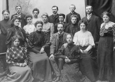 Gustafs Skrädderi och affärspersonal vid Storgatan. 1. Ester Stenberg  2.  Emil Berglund, skräddare  3. Fröken Isberg  4.?,  5. Algot Johansson, murare  6. Claes Ekberg, skräddare född 1872 död. 1959. 7. Fröken Paulsson från Skåne  8. Fröken Berta Liljegren åkte till  USA .  9. Alma Johansson tillskärerska  10. Ada Andersson  11.Gustafsson, bodde i Lövåsa, Drottninggatan (nu Snokebovägen), 12. Hulda S?, 13. Jonasson, hade eget sömmeri på Koppargården. Mycket engagerad i Templet Vårblomman. 14. Berta Andersson ( per Uno)  15?, 16. Thyra Dahl, Storgatan 4,  17. Liljegren.          