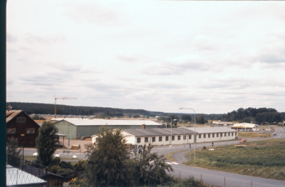 Carlnskogs. Nilssons bilhall byggs till höger och byggkranen som syns till vänster fanns vid dåvarande Trava, idag (2024) Odal / Granngården.