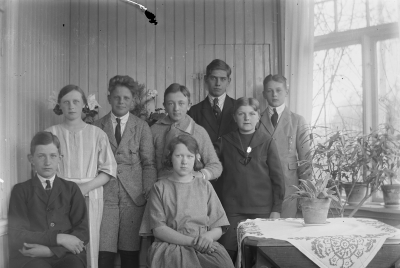Inackorderade skolbarn hos Göta Tisell och Hedvig Forsell
Stående från vänster: 1. Brita Fries 2. Birger Tydén 3. Åke Andersson ( ? ) 4. Olle Tydén 5. ? 6. ? Sittande: Anders Rosén och Maj Steninger