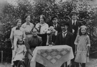 Stående från vänster: Elvira Andersson, Tekla Andersson ( Upplands Väsby ), Ingrid ( Fritz, Norrköping ), Einar, Harry
Sittande från vänster: Svea Andersson, Hanna, Ossian, Linnéa ( Vettermark )