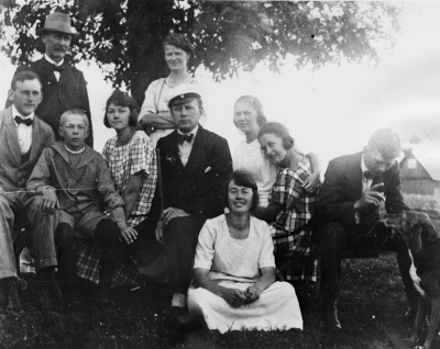 Från vänster räknat: De två övre: Dåvarande ägaren till en gård i Knabbarp, Gustaf Andersson, Teckla Samuelsson, född Karlsson. Mellersta raden,  nuvarande ägaren till gården, Valter Andersson, dennes broder Lennart Andersson, disponent vid Bruhs i Tidaholm, systern Siggan Andersson, gift  med en dansk, vid namn Branner, bosatta i England. Ynglingen i studentmössa en kusin till dem, Douglas Edenholm, präst i Närtuna församling, till vänster från honom räknat sitter en flicka i knäet på här följande flicka. Kan inte identifieras; flickan i rutig klänning är Ebba Anderssons syster gift med Hooper i England och slutligen allra längst till höger sitter Valter Anderssons bror, Edvard Andersson, som är bosatt tillsammans med sin hustru, Gerda Hallin från Segelbäcken, i Jamestown i USA. Sittande längst fram är Valter Anderssons äldsta syster Alice Andersson gift med möbelhandlare Gust Abrahamsson i Östersund.         