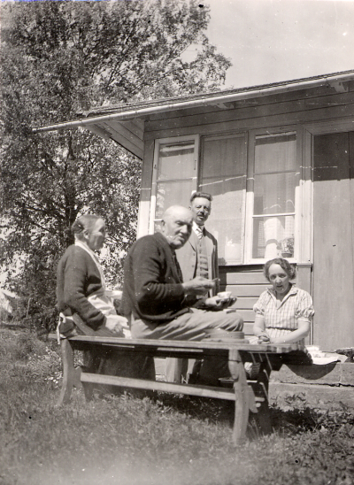 Svartnö juli 1937
Olgas mor och morbror, Erik och Olga Wahlberg

Dok.090702/SJ
