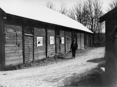 Slättfalls by, mannen är Sixten Fall Falleskog Falla by. 
