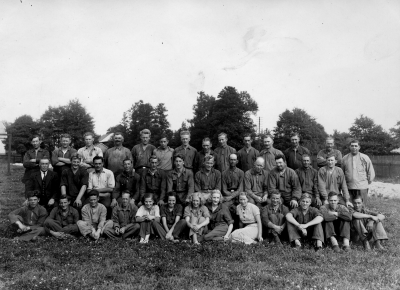 Nordiska Fanérfabriken. Raden längst upp till vänster 1. Gustav Lagerström  2. Oskar Samuelsson  3. Ragnar Sand  4. K.A. Gustavsson  5. Valter Svensson  6. Valter Larsson  7. John Samuelsson  8. Jaen Kolm  9. Adrian Johansson  10. Ragnar Ståhl  11. Thure Bulow  12. Oskar Olofsson  13. Frans Gustavsson  14. Gustav Flink, mellersta raden från vänster  15. Gustav Johansson  16. Bror Pettersson  17. Edvin Svensson  18. Knut Flink  19. Knut Pettersson  20. Harry Liljeblad  21. Gunnar Andersson  22. Karl Fransson  23. Carl Johansson  24. Samuel Samuelsson  25. Karl Kolm  26. Axel Samuelsson, sittande från vänster  27. Gustav Holmberg  28. Arne Norén  29. Erling Berggren  30. Valter Berggren  31. Karin Svensson  32. Astrid Pettersson  33. Asta Karlsson  34. Britta Gustavsson  35. Greta Rundqvist  36. Ragnar Andersson  37. Einar Jacobsson  38. Adolf Sand  39. Birger Karlsson.   

dubblett med vklba4069
