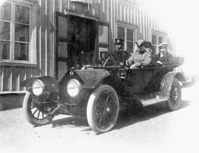 Bilmärke Regal 1912  Till vänster i framsätet 1. ?  2. Andersson från Tranås. Till vänster i baksätet 1. John Hammargren 2 . Kjellson ( järnhandelsbiträde ).   